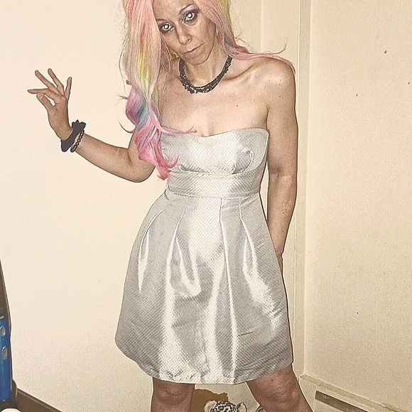 BCBG MAXAZRIA- GREY-EUC-STRAPLESS BACK-ZIPS SIZE:02 DRESS - Picture 2 of 9